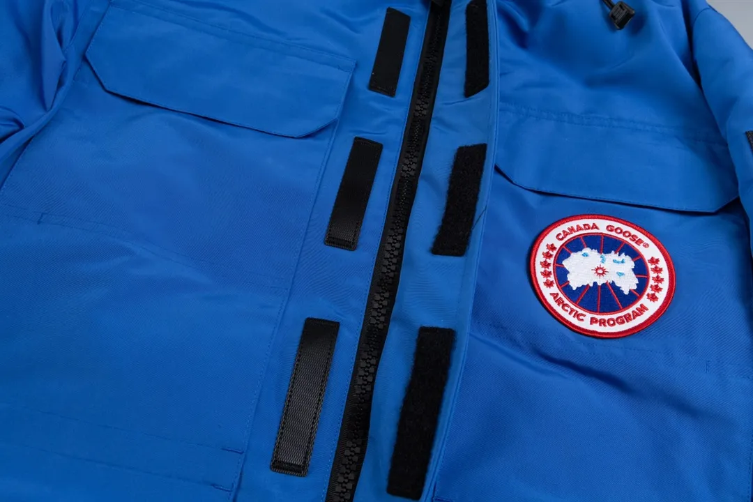 P820 (Top wolf fur version delivery handbag) Canada Goose Canada Goose #Expedition expedition parka classic down jacket ➖ Imported 21-count polyester-cotton blended original fabric [last year’s 16-count/18-count hard fabrics have been completely eliminated, this year all use 21-count genuine synchronous fabrics, the soft mid-band feels delicate and textured], genuine synchronous Feather-Light 10D waterproof coated fabric, made of 84.5% polyester fiber and 15.5% cotton, 100% the best feel in the entire network! ➖ The genuine official website uses the national standard 80 white duck down, and will never be misled by false claims such as 90 down or goose down! ➖ Using the best nylon lining with double double-layer sealing design, velvet-proof No. 7 needle + grid-filled down ready-made garments, there is 100% no so-called velvet running! ➖ The cuffs are designed with thickened seamless threads, and the collar and pockets are lined with top-quality polar fleece to keep you warm and comfortable! ➖ Yoshida YKK provides original custom-made electroplated sliders. YKK two-way lockable zippers are tight and smooth and will not peel off paint! ➖ 3M composite guarantees that the Velcro is the same as the original, durable, and all accessories and hardware are custom-made! ➖ Imported BEHRINGER embroidery machine to customize the 10,000-needle embroidery logo, 98% of which can be reproduced to restore the original logo. You can check and compare on the official website! ➖ The fur collars are all made of large pieces of Western Canadian blue wolf hide, ensuring that each fur collar is 13-15cm wide!